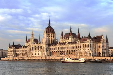 dünyanın en büyük toplum yapılarından biri Budapeşte Macaristan Parlamentosu'nun