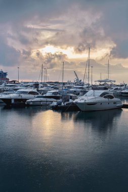 Bir yağmurlu bahar akşam limanda palamarla yatlar