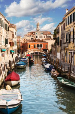 çok sayıda kanal Venedik şehir sokaklarını rolü