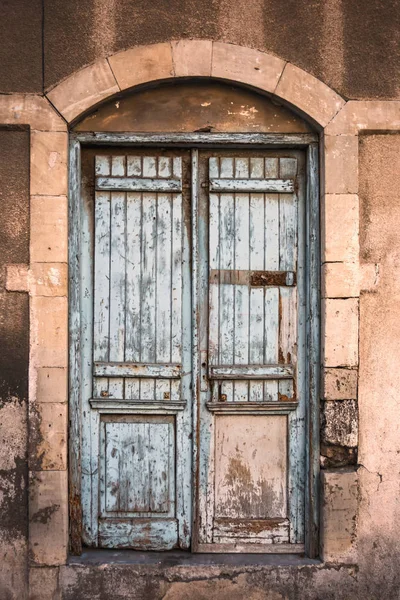 昔の石造りの家クローズ アップで古代の木製のドア — ストック写真
