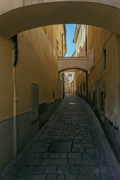 ブラチスラヴァの旧市街の石畳の狭い通りクローズ アップ — ストック写真