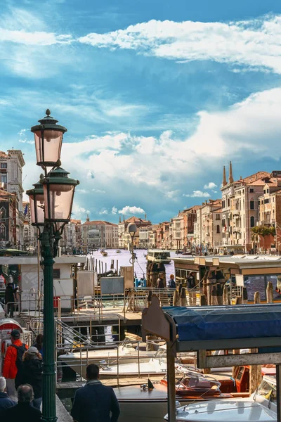 每年来自世界各地的成千上万的游客来到美丽的威尼斯 — 图库照片
