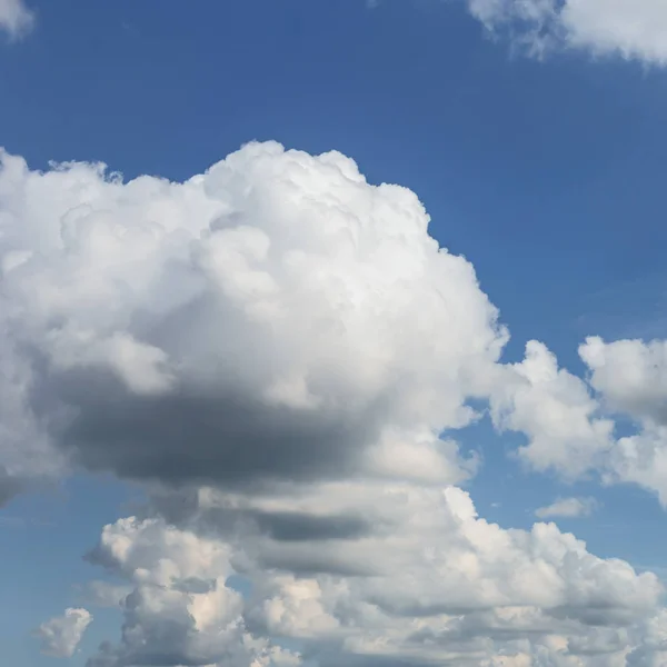 Schöner Blauer Himmel Mit Weißen Wolken Als Natürlicher Hintergrund — Stockfoto