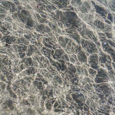 İtalyan tatil beldesi Lido di Ostia 'daki Tyrhenian Denizi kıyısında deniz dalgaları.