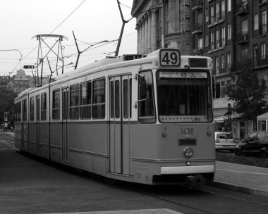Budapeşte şehrinden siyah beyaz tramvay geçiyor.