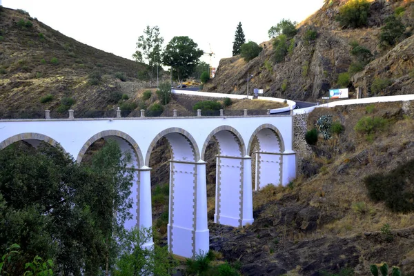 Bonito Puente Blanco Sobre Río Entre Montañas — Foto de Stock