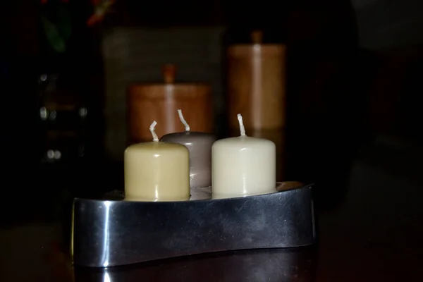 银制烛台 装有三支褐色色调的彩色蜡烛 — 图库照片
