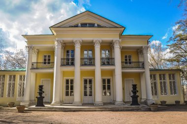 Moskova, Rusya - 25 Nisan 2015.: Count Orlov, Moskova Neskuchny bahçesinde yazlık ev.