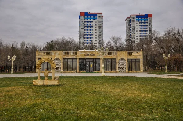 Volgograd, Ryssland-november 20, 2016.: caféet "Baku" i "Park av vänskap: Volgograd-Baku". — Stockfoto