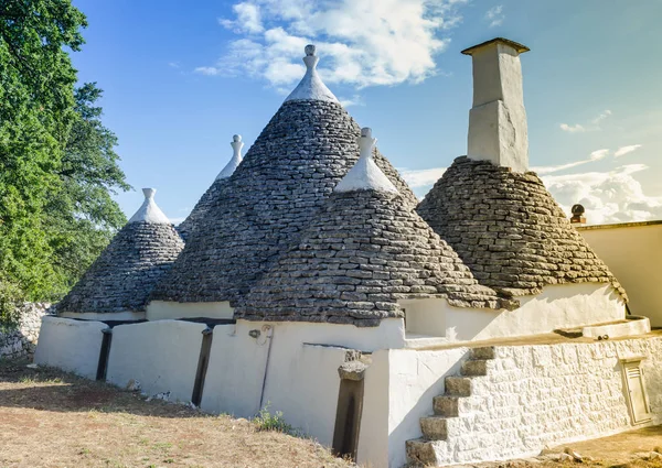 Krajina z farmy složený ze starověké obnovené trulli — Stock fotografie