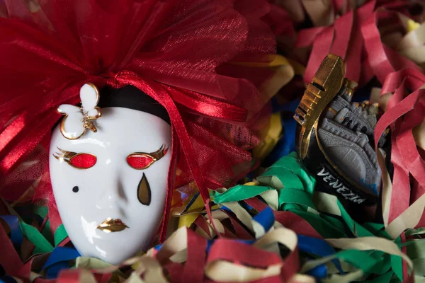 Primer plano de Pierrot máscara de carnaval sobre un fondo de color str — Foto de Stock