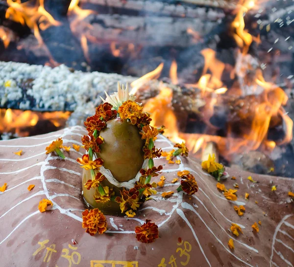 Cérémonie de feu avec des offres d'origine végétale uniquement pendant le Guru P — Photo
