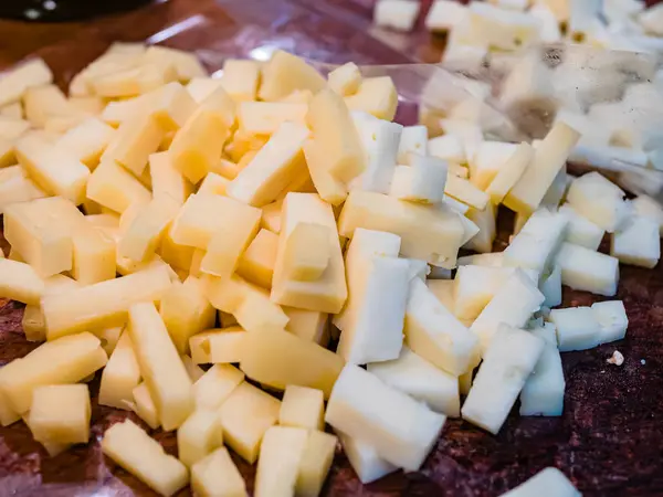 Nahaufnahme der typischen Käsesorten, die im Rezept für die Herstellung von Pizzoccheri verwendet werden. Typisches Gericht aus dem Valtellina, Lombardei, Italien. — Stockfoto