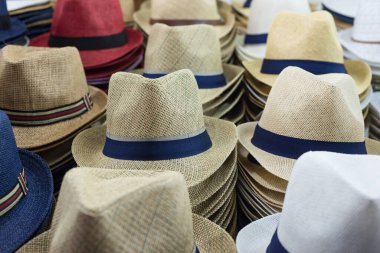 Erkekler ve kadınlar için satılık farklı şapkaların yakın çekimi. Yatay görünüm