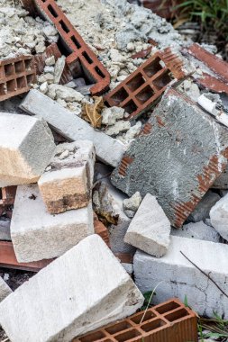 Sicilya 'da terracotta tuğlaları ve diğer beyaz taş tuğlaları olan molozların arka planında. Dikey görünüm