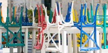 Bir yaz günü, turistik bir tatil beldesindeki karakteristik ve kırsal bir restoranın ayrıntıları. Yaz tatili tatil beldelerinde reklam için kullanışlı. Yatay görünüm