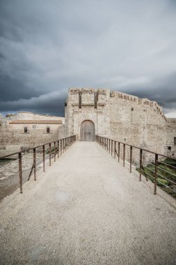 Özellikle de Ortigia Siracura 'daki Maniace kalesinin girişini. Dikey görünüm