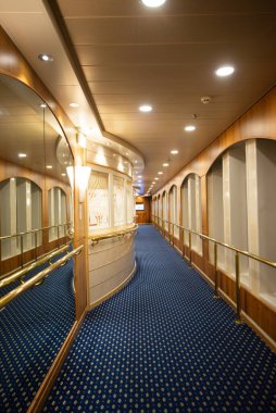 Cenova, İtalya 11 Ağustos 2018 - Bir yolcu gemisinde lüks bir koridor manzarası. Dikey görünüm.
