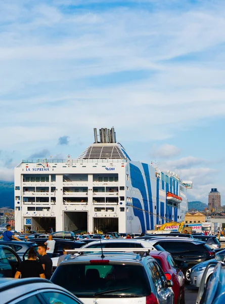 Genua Italië Augustus 2018 Lange Rij Auto Die Wachten Veerboot — Stockfoto