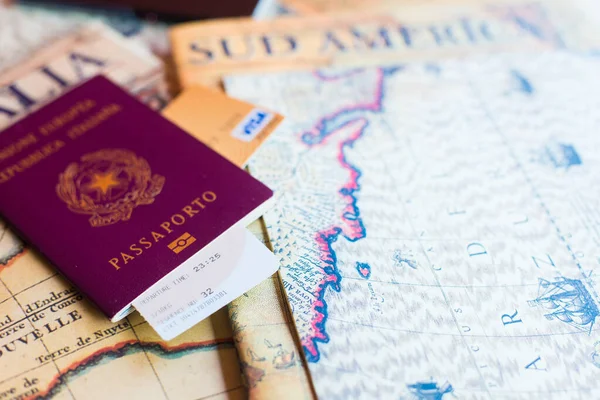 Mediolan Włochy Lipca 2018 Włoski Paszport Smartfon Nad Magazynem Turystycznym — Zdjęcie stockowe