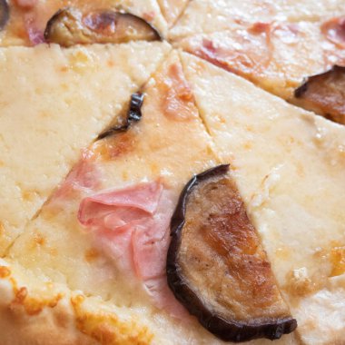 Patlıcan ve peynirli İtalyan pizzası yakın plan. Geleneksel yemek