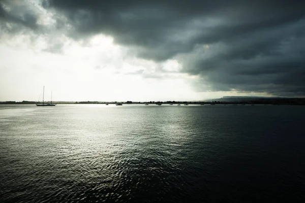 雨天从锡拉库扎旅游港口俯瞰地平线的壮观景象 横向观点 — 图库照片