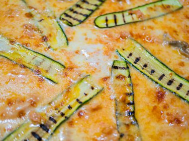 İtalyan pizzasını kabak, mozzarella ve domatesli yakın çekim.