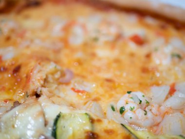 İtalyan pizzasını kabak, yengeç, mozzarella ve domatesli yakın plan yap.