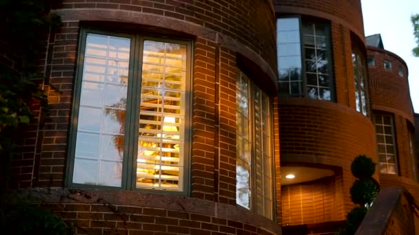 家のレンガ、光輝くの窓の種類. — ストック動画