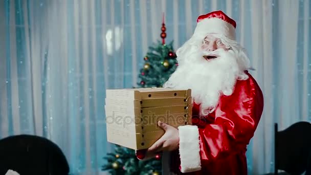 Papai Noel Terno Brilhante Com Uma Barba Chapéu Perto Árvore — Vídeo de Stock