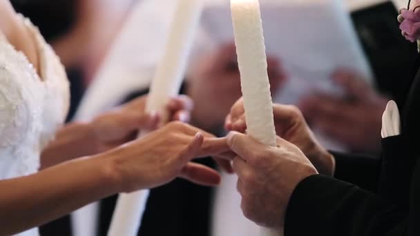 Boda en la Iglesia. Joven pone anillo el uno al otro — Vídeos de Stock