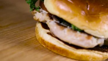 Taze iştah açıcı hamburger dönen arka plan.