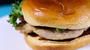 Taze iştah açıcı hamburger dönen arka plan.