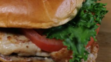 Taze iştah açıcı hamburger dönen arka plan.