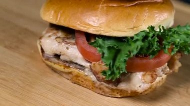 Taze iştah açıcı hamburger dönen arka plan.