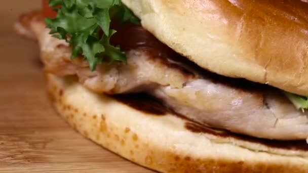 Frische appetitliche Hamburger rotierenden Hintergrund. — Stockvideo