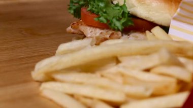 Taze iştah açıcı hamburger dönen arka plan.