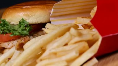 Taze iştah açıcı hamburger dönen arka plan.