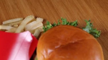 Taze iştah açıcı hamburger dönen arka plan.