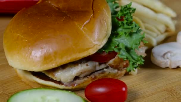 Hamburger appétissant frais arrière-plan rotatif . — Video