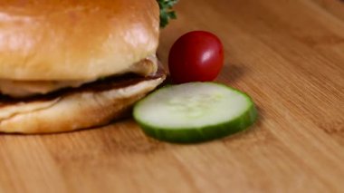 Taze iştah açıcı hamburger dönen arka plan.