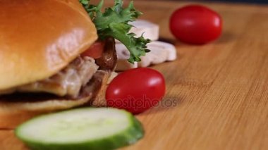 Taze iştah açıcı hamburger dönen arka plan.