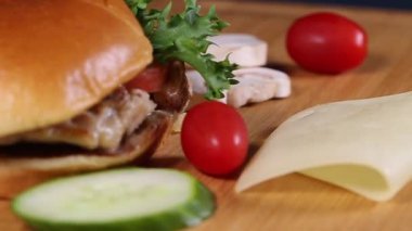 Taze iştah açıcı hamburger dönen arka plan.