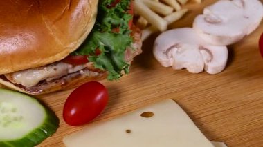 Taze iştah açıcı hamburger dönen arka plan.