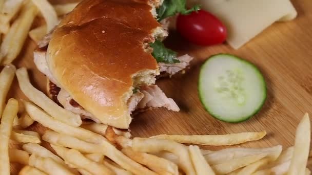 Frische appetitliche Hamburger rotierenden Hintergrund. — Stockvideo