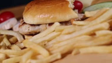 Taze iştah açıcı hamburger dönen arka plan.