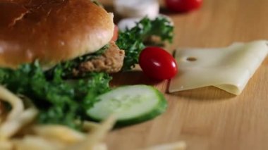 Taze iştah açıcı hamburger dönen arka plan.