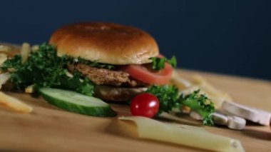 Taze iştah açıcı hamburger dönen arka plan.