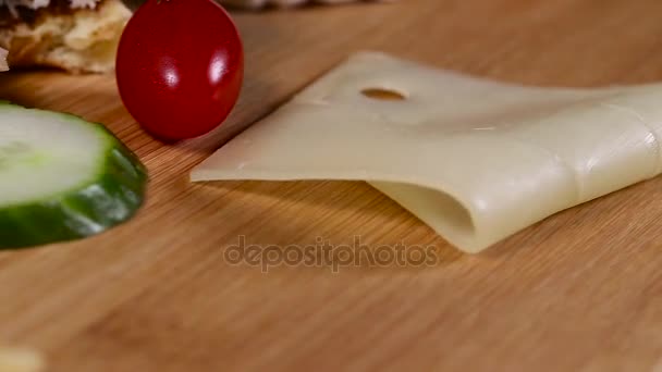 Hamburguesa fresca apetitosa girando fondo . — Vídeos de Stock