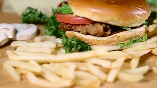 Hamburger proaspăt apetisant fundal rotativ . — Videoclip de stoc